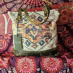 Myra Bag: Zippered Tote